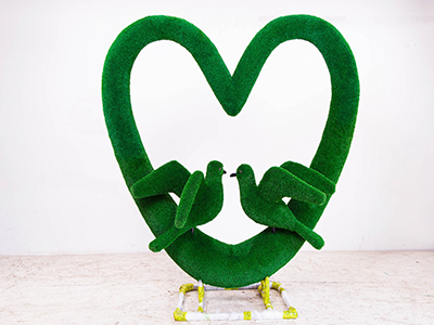 Топиари арка сердце с голубями - газон Eco